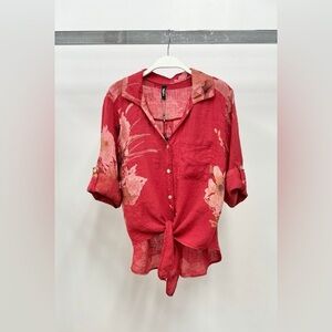 (99925-MAGNOLIA-RED) MAGNOLIA PRINT ROLL TAB SLEEVE BUTTON DOWN TOP